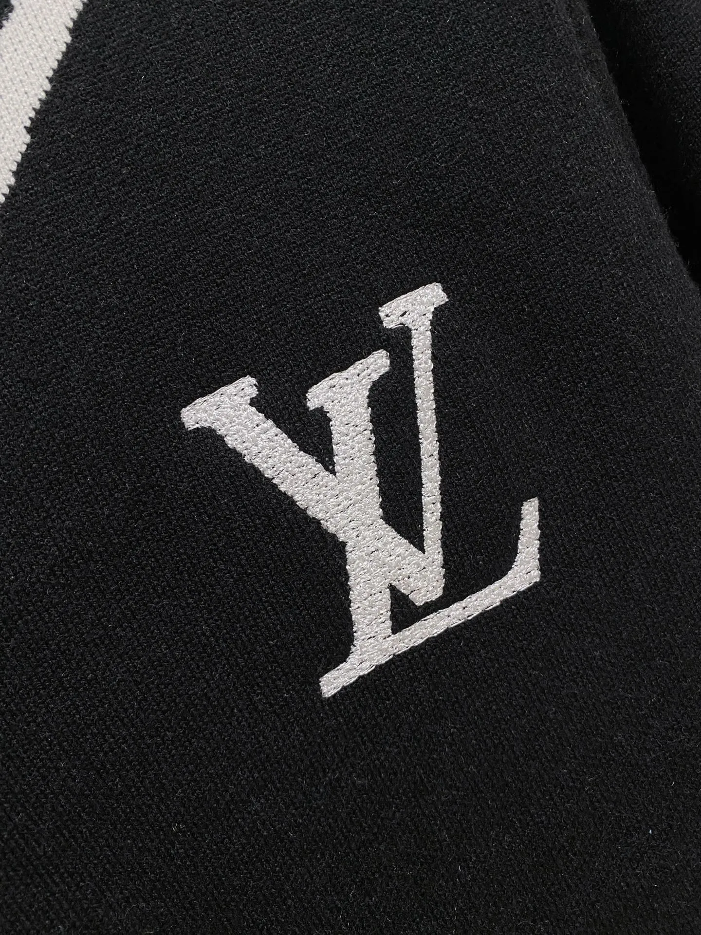 🅿️440 LV V-neck sweater, made of wool blended yarn, has good warmth retention, fluffy and soft, doubles skin care, giving you a lightweight wearing experience. High-quality natural fibers ensure high-quality life. The whole piece adopts solid color single-sided craftsmanship, leaving loose space when fit, solid color plain weave, neat texture, solid color design, durable and high-end. The workmanship is meticulous, fashionable and versatile. The reverse shoulder design is simple and comfortable. At the same time, it uses counter stitching to highlight the quality in the details, making the temperament more low-key, restrained, calm and stylish, and better showing the clean and tidy side of successful men. The collar, cuffs, and hem are made of dense rib weaving, which is tight and elastic, not easy to deform, and highlights the details and texture. Whether worn alone or layered, it can not only give you a warm feeling, but also give you a sophisticated sense of fashion.      Size: M-XXXL
